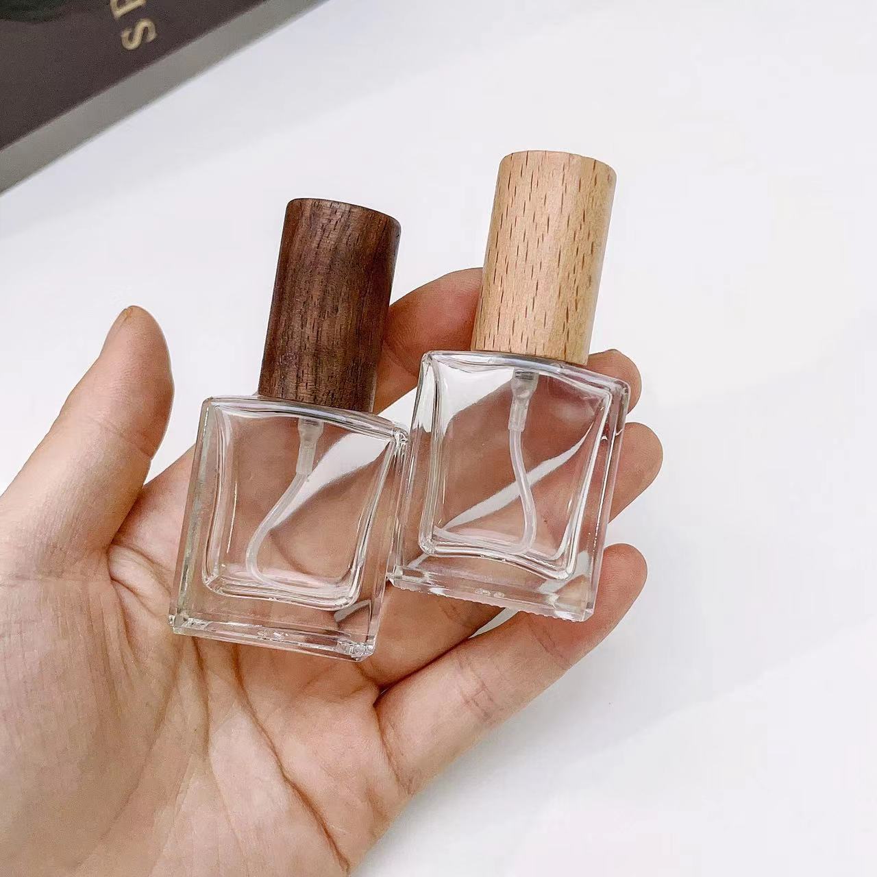 Perfume Fragrance Liquid - ガラスフレグランススプレー,ポータブル,正方形,詰め替え可能,木製キャップ付き,空の香水噴霧器,10ml