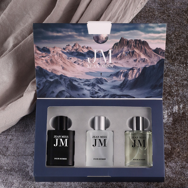 Perfume In Fragrance - 男性用オードトワレコロンギフトセット3個、エンボス加工のスクエアボトル、ウッディアクアティックマスキュリナスフレグランスサンプラーキット、黒赤青のマルチカラー香水スプレー、デートや旅行に最適なブルースケーナリーフリップギフトボックス、夫やボーイフレンドへのギフト