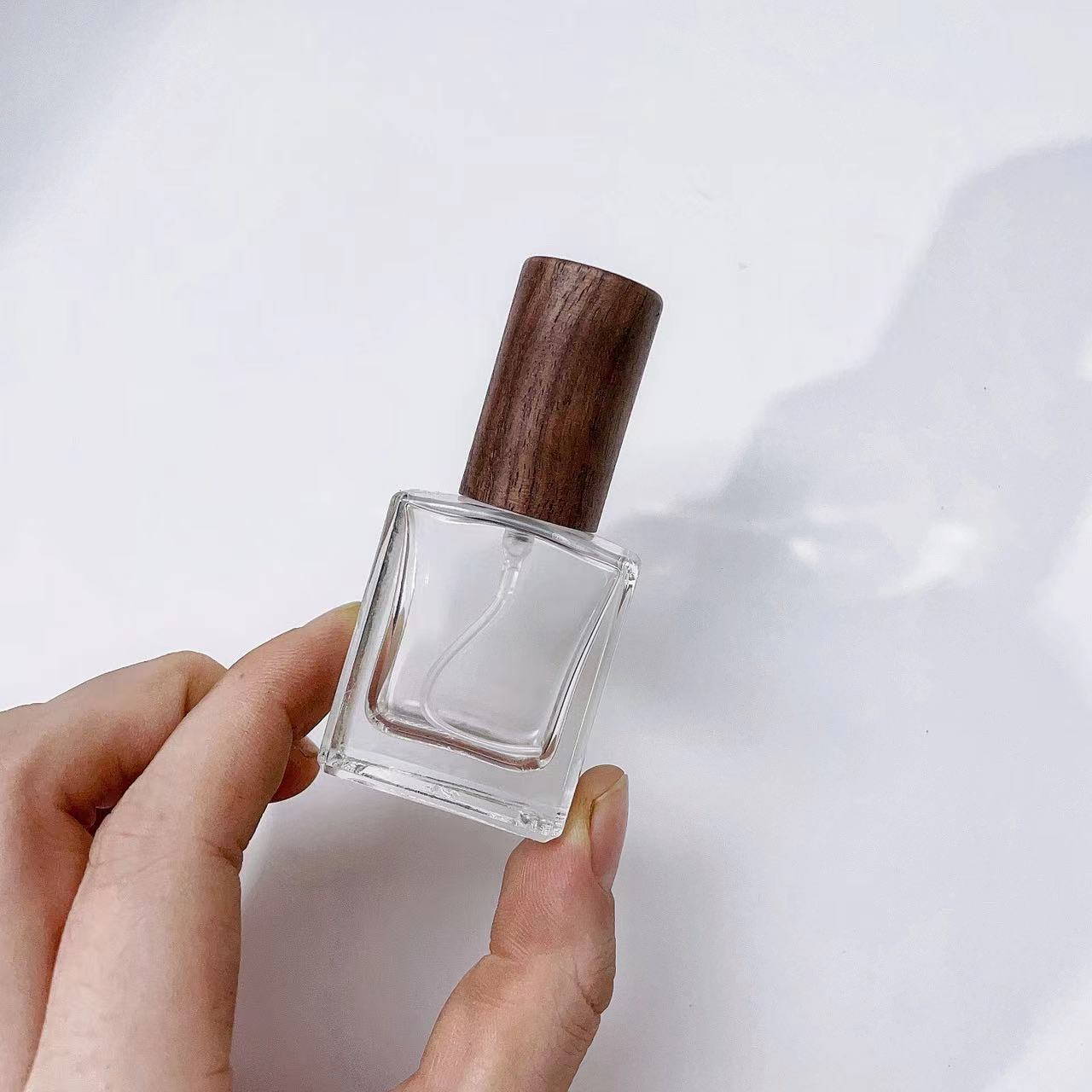 ガラスフレグランススプレー,ポータブル,正方形,詰め替え可能 - Perfume Fragrance Liquid のレビューと価格